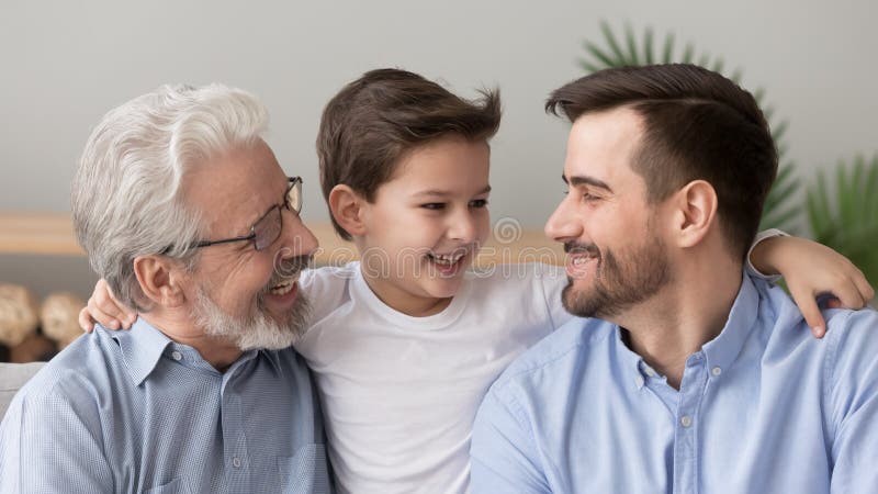 bello-e-felice-nipote-che-abbraccia-il-giovane-padre-vecchio-nonno-carino-figlio-maschio-ridono-abbracciando-casa-multi-tre-158512784